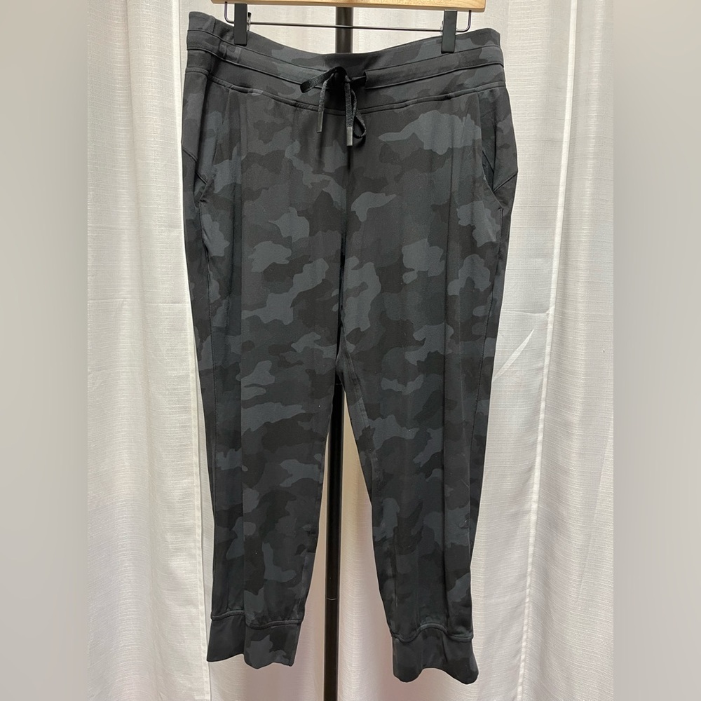 Lululemon Ready to Rulu Jogger Crop
Heritage 365 Camo Deep Coal Multi | 12
